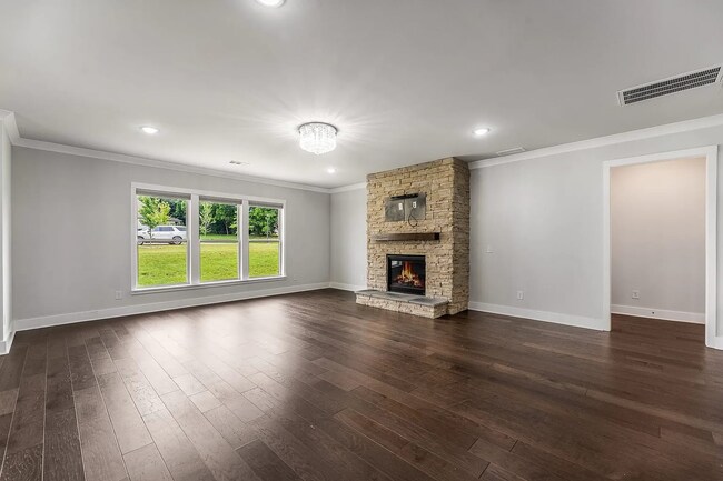 Building Photo - Exquisite Executive Home in the Heart of S...