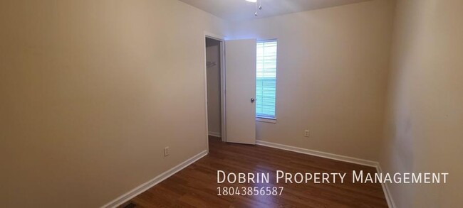 Building Photo - Renovated 5BD: Open floor plan - BLOCKS FR...