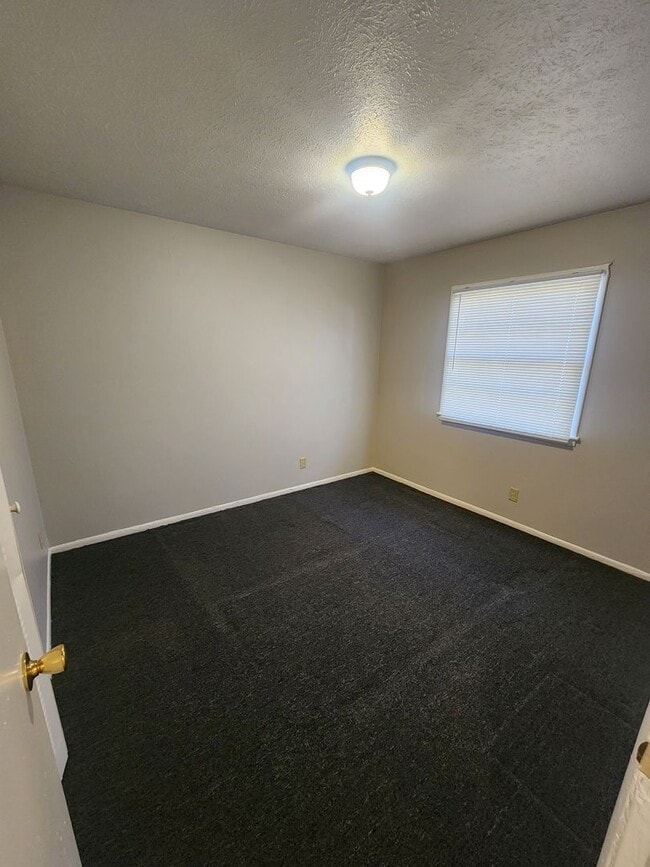 Building Photo - Spacious and updated 3 bedroom 1 bath!