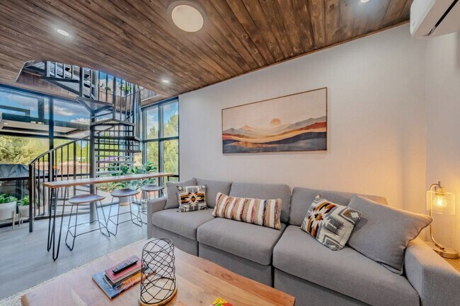 Building Photo - 736 W Rider Dr