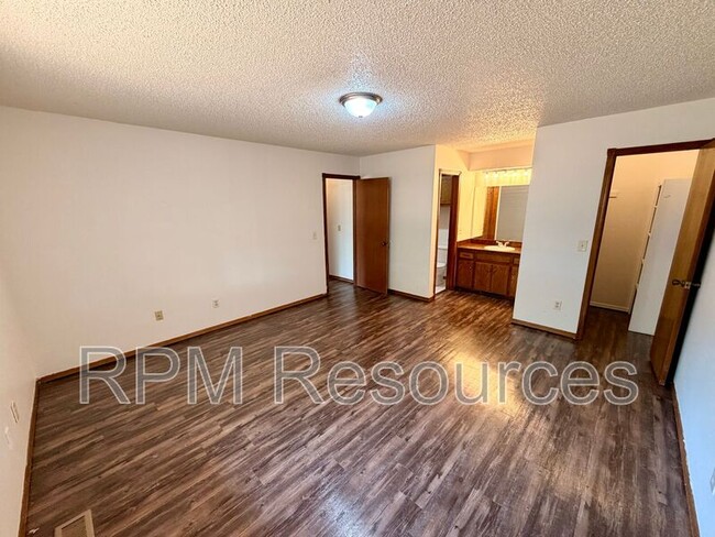 Building Photo - 7000 Woodlake Dr