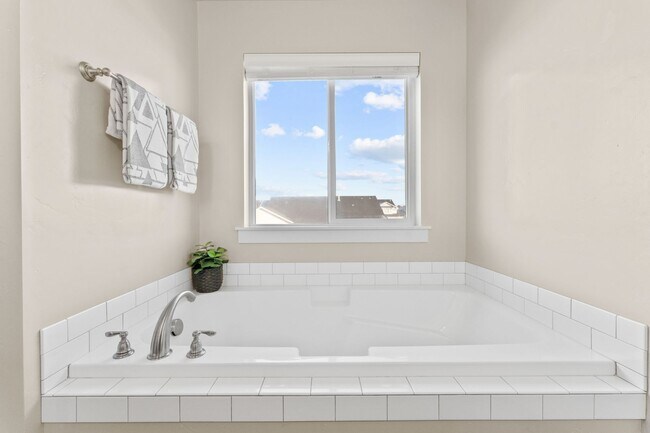 Building Photo - 5 Bedroom 2.5 Bath FOUR CAR GARAGE Eagle, ...