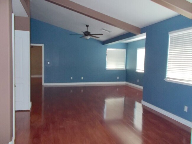 Building Photo - Beautiful 4BR Home with Pool, Loft, and 3-...