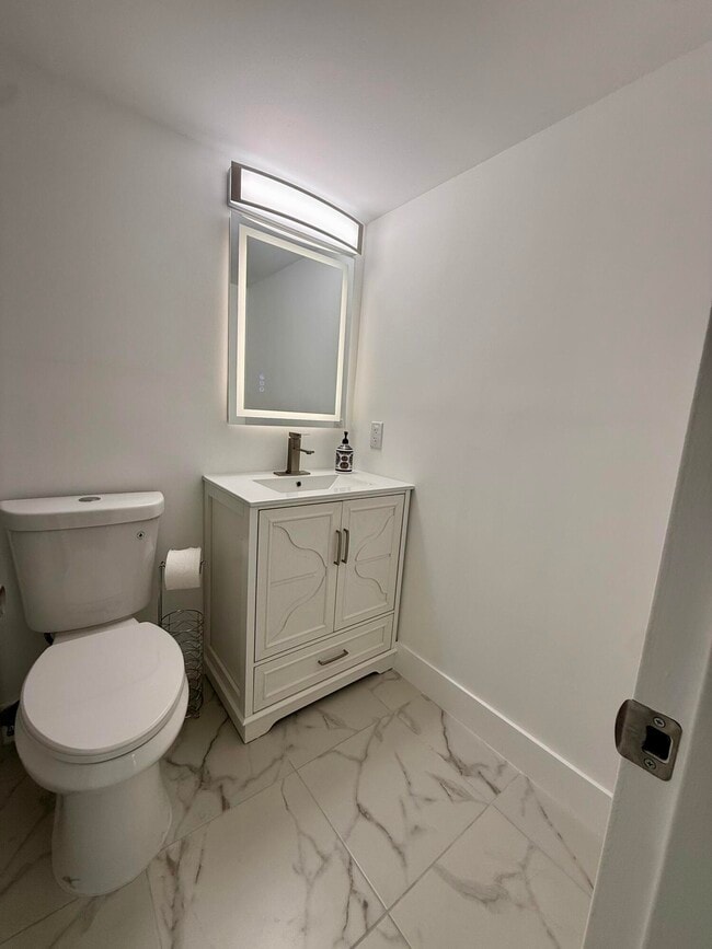 Building Photo - 384 Fanshaw J