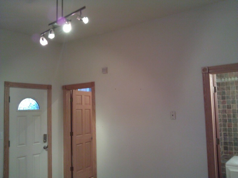 Master Bedroom, King size bed fits. - 2740 W Haddon Ave