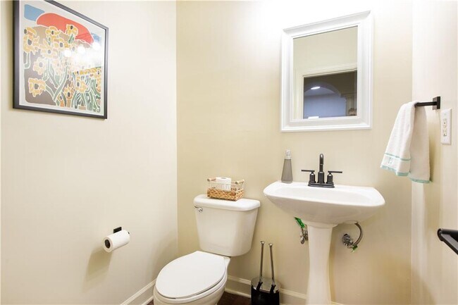 Building Photo - 1402 Markan Dr NE