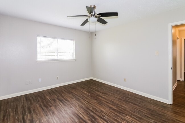Building Photo - 10810 Lakewood Oaks Dr