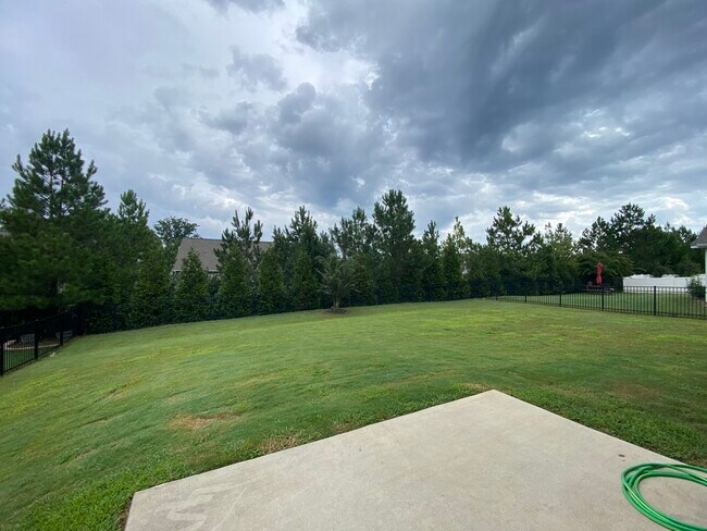 Building Photo - 454 Livingston Dr