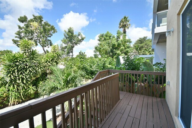 Building Photo - 2780 SW 33rd Ave