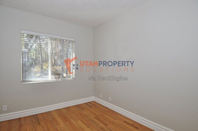Building Photo - 1577 Glen Arbor St