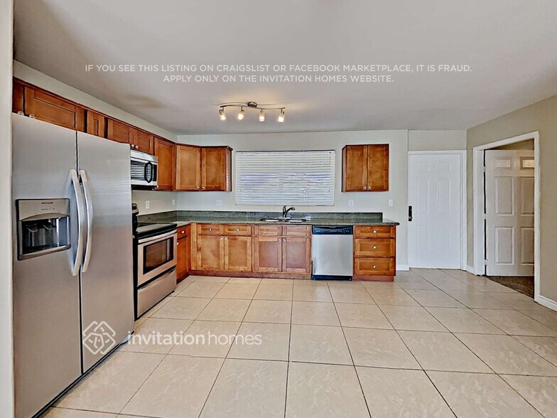 Building Photo - 3808 W Columbine Dr