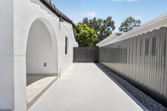 Building Photo - 1011 NW 30th Ct
