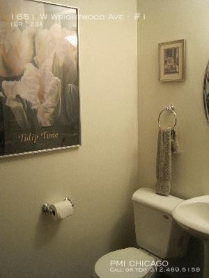 Building Photo - 1651 W Wrightwood Ave