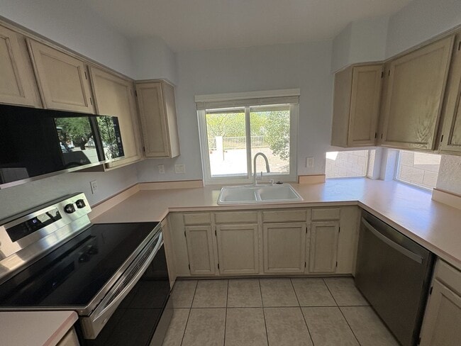 Building Photo - Beautiful eastside location