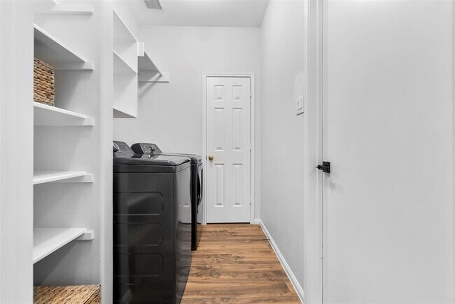 Building Photo - 1318 Wealden Forest Dr