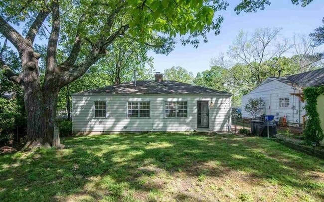 Building Photo - Beautiful three Bedroom One Bathroom For Rent