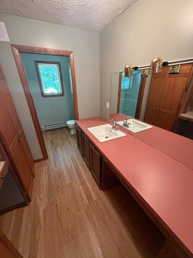 Building Photo - 2-Bedroom, 2-Bath Single-Family Home with Oversized Garage – Hudson, NH