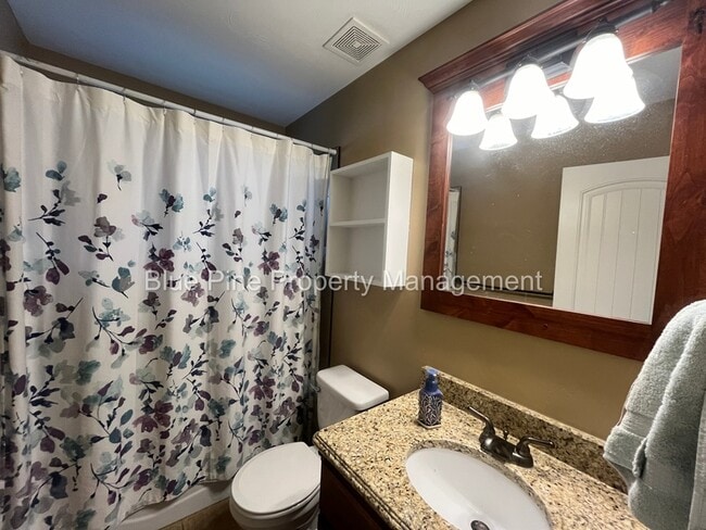 Building Photo - 2717 Mary Dr