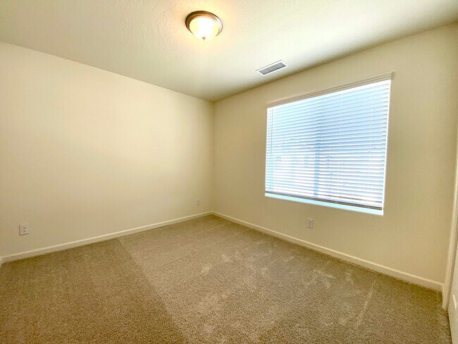 Building Photo - $2,350 Clinton & Armstrong, 4 Bed, Gated Community Pool & Solar - E Riesling Dr, Fresno