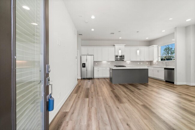 Building Photo - 3362 Pinemont Dr