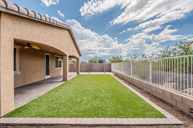 Building Photo - Modern 4 Bed Tucson Rental with Spacious K...