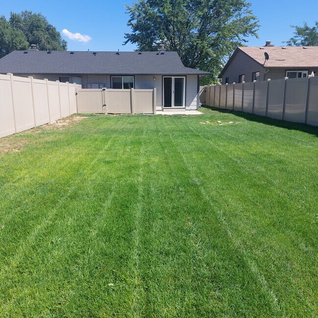 Building Photo - Completely Remodeled 2 bedroom Duplex with...