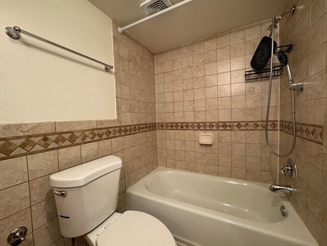 Building Photo - Spacious 1 Bed 1 Bath Condo With Balcony In Mayflower Square