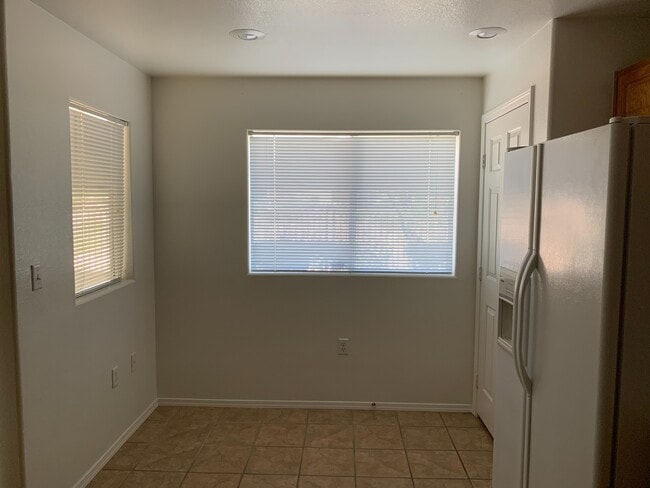 Building Photo - Spacious 1st Floor Beauty!