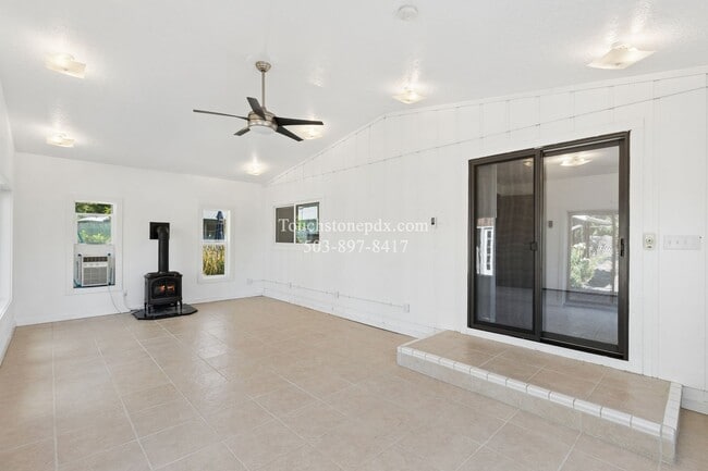 Building Photo - 1440 Columbia Ave