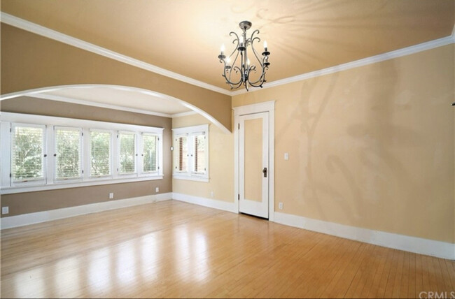 Building Photo - 411 E Alvarado St