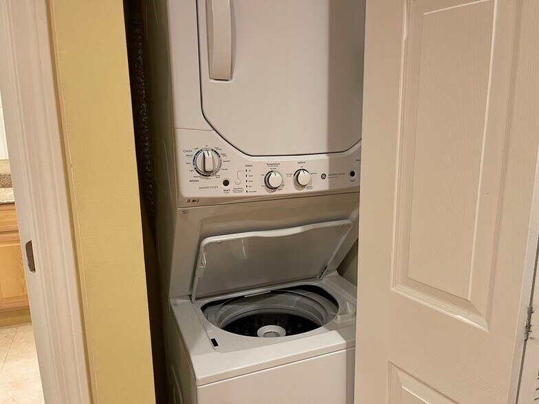 Building Photo - 20 Webster St