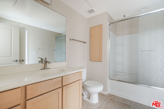 Building Photo - 6400 Crescent Prk E