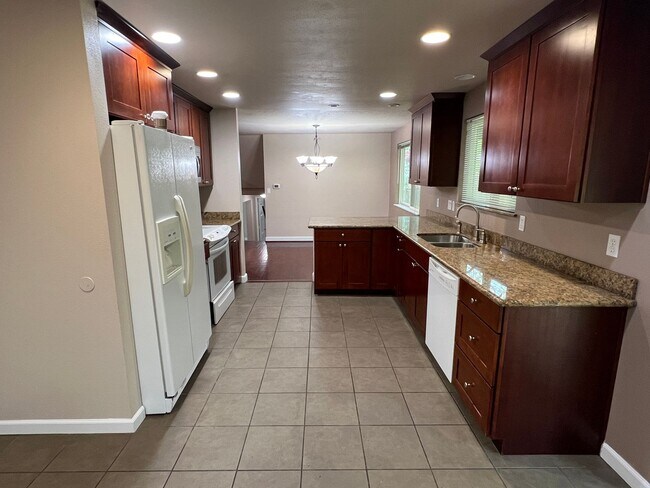 Building Photo - 4 Bedroom Milwaukie Home