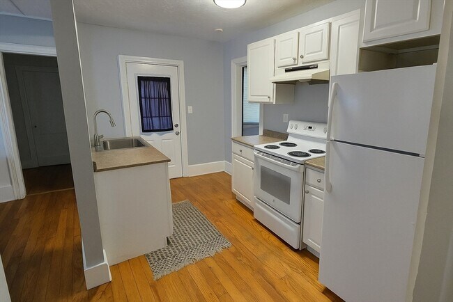 Building Photo - 195 Plymouth St