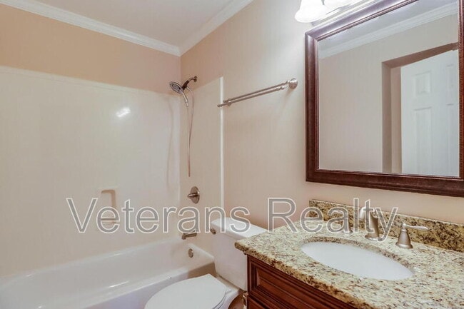 Building Photo - 2135 Baywood Dr