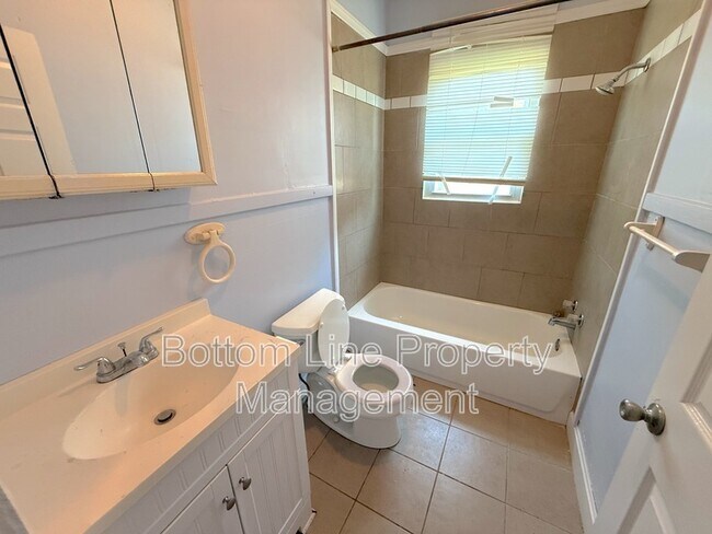 Building Photo - 1912 Gum St