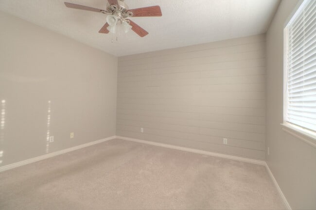 Building Photo - Pet Friendly! Cute 2 Bedroom 1.5 Bath in Midway!!