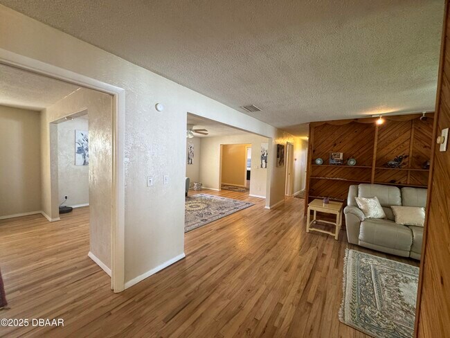 Building Photo - 730 Lindenwood Cir E