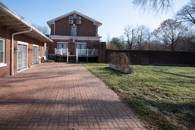 Building Photo - 523 Park Ave