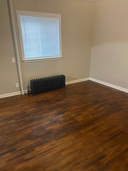 Building Photo - 836 N Larch St