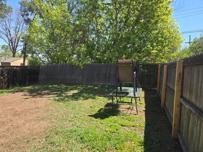 Building Photo - Three-bedroom condo in Denver boasts a lar...