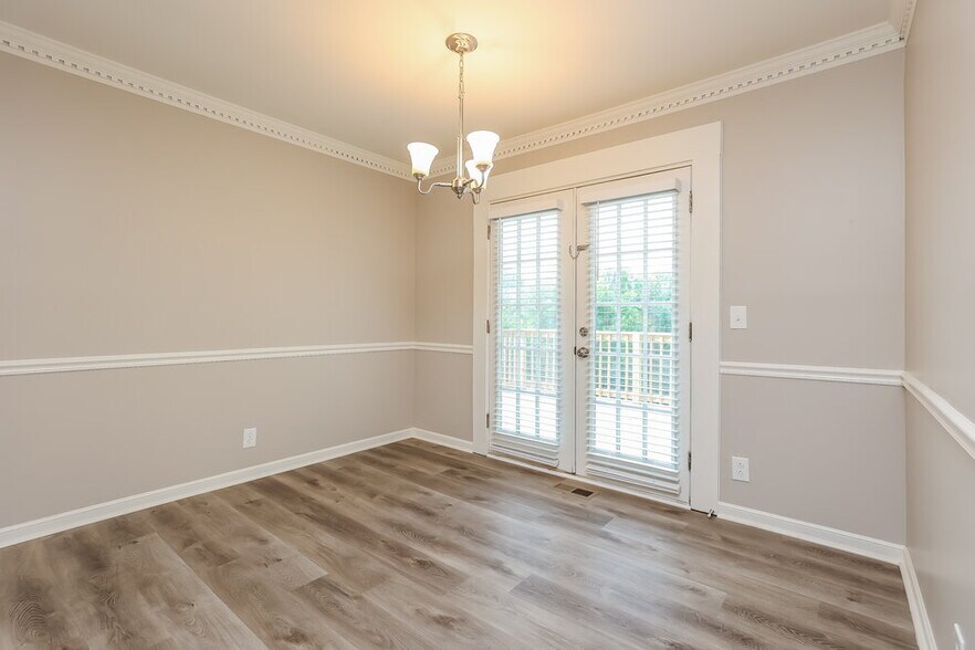 Building Photo - 5173 Roxborough Dr