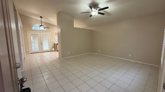 Building Photo - Freshly Painted 3 bedroom/2 bathroom Peoria Home!