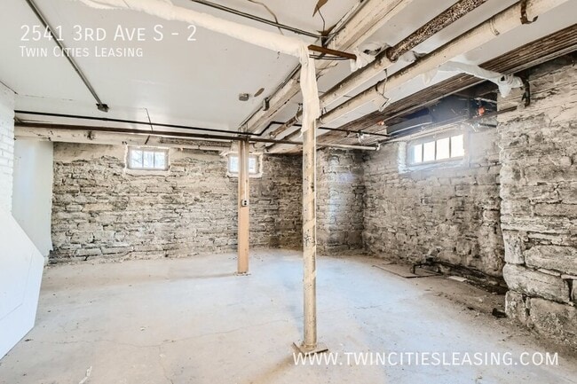 Building Photo - 2541 3rd Ave S