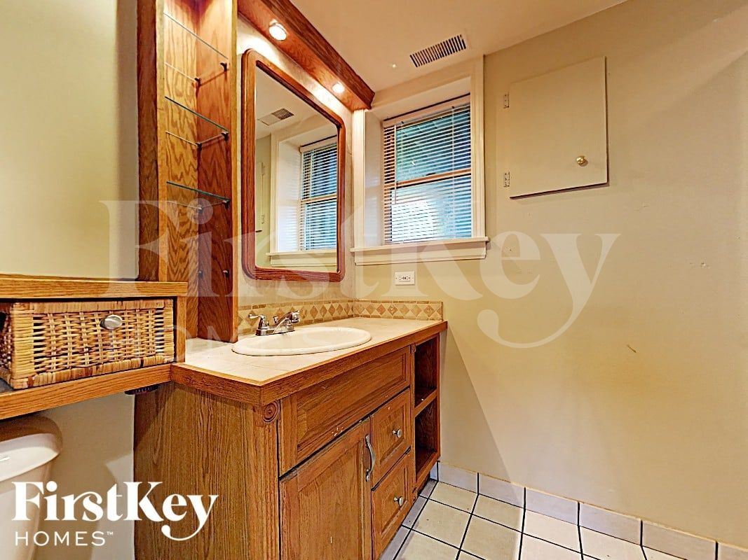Building Photo - 28W608 Bolles Ave