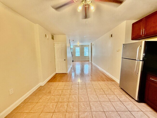 Building Photo - SPACIOUS 3BR/1BA HOUSE w/ Central AC-HARDW...