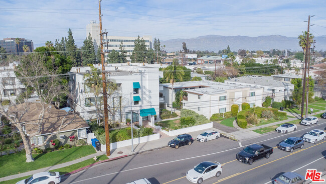 Building Photo - 10861 Moorpark St