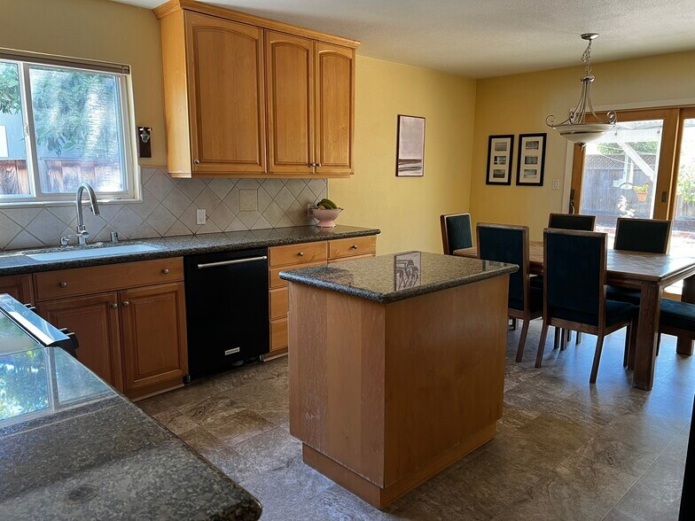 Building Photo - 1650 Glenroy Dr
