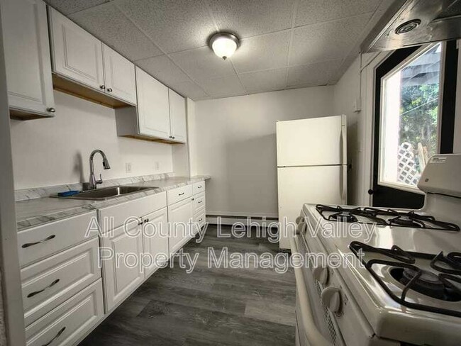 Building Photo - 546 Thomas St