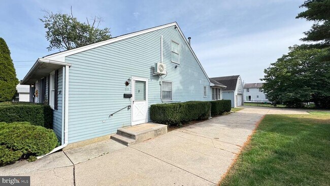 Building Photo - 815 W Wood Ave